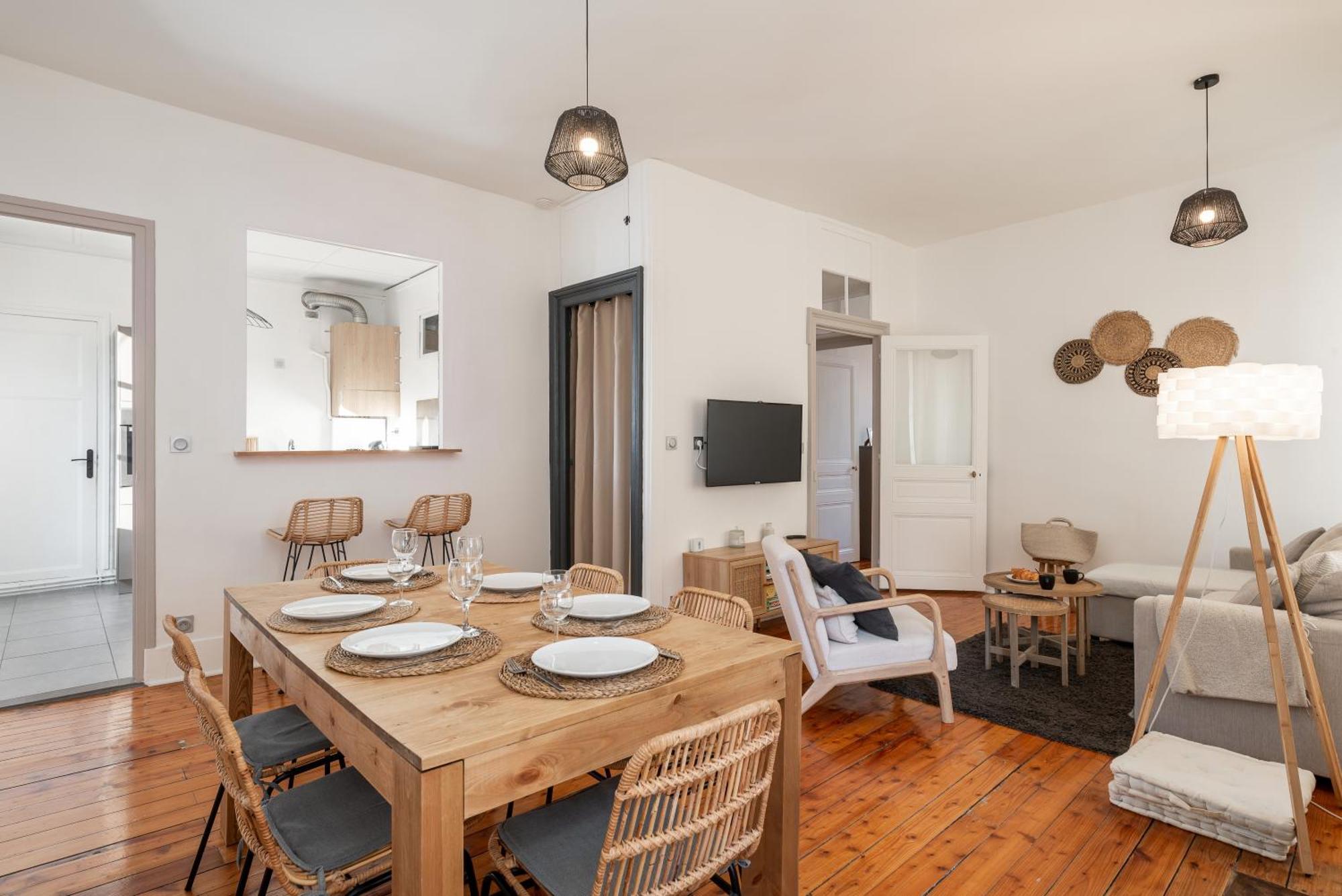 Appartement Spacieux Et Chaleureux Coeur De Ville Chambéry Eksteriør bilde
